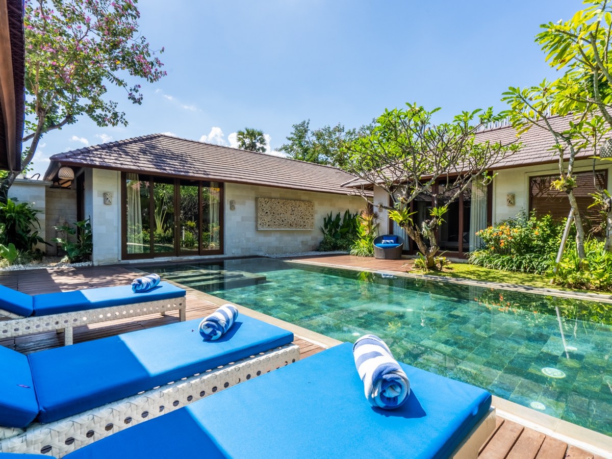 How to Decorate with Ocean Blue in A Tropical Forest Home Interior&nbsp;Design