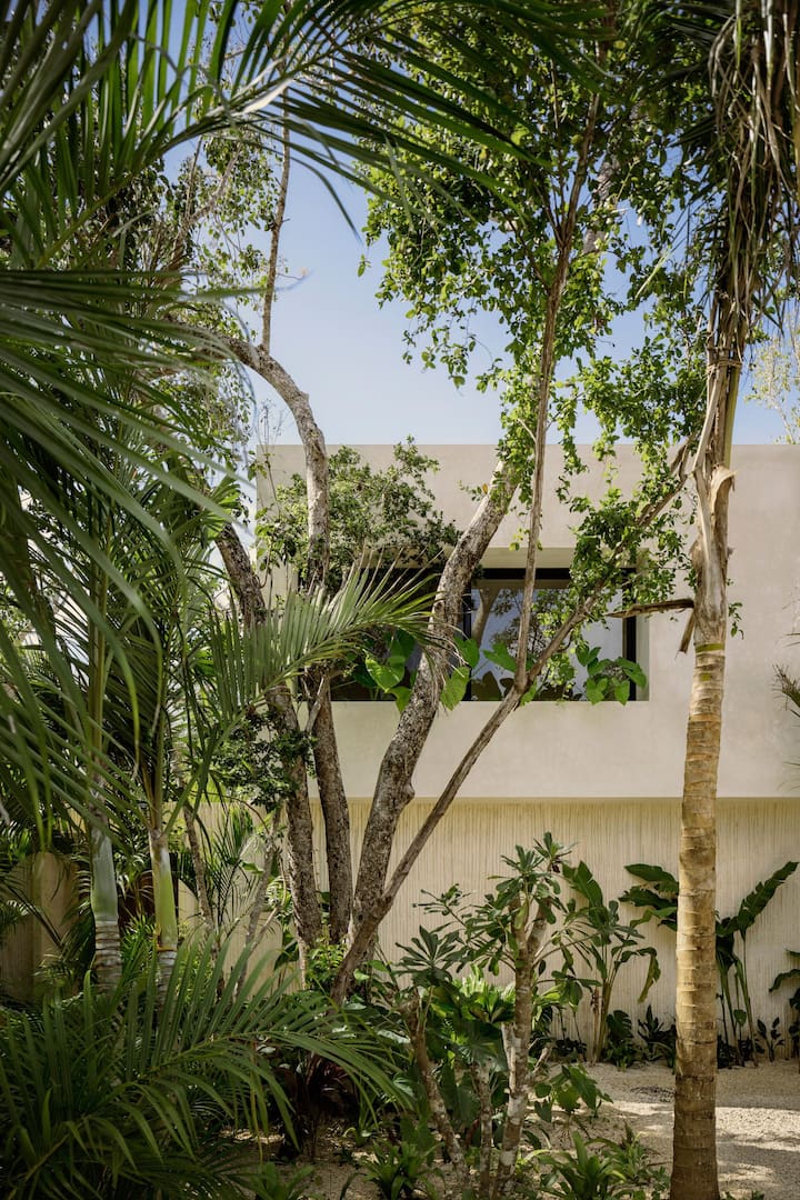 Pintu masuk Casa Areca dengan ruang letak kereta.