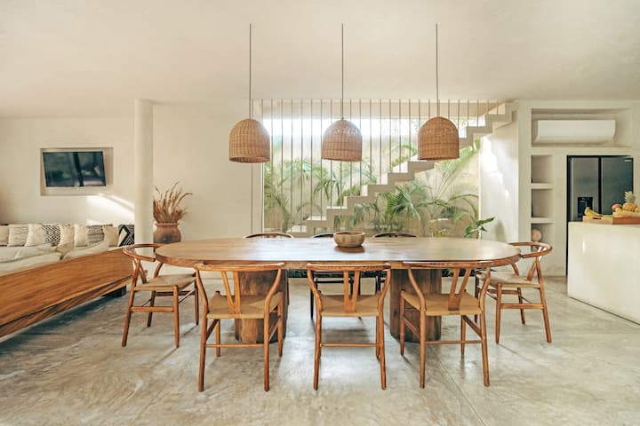 Ruang makan dan ruang tamu yang terhubung dengan baik. 