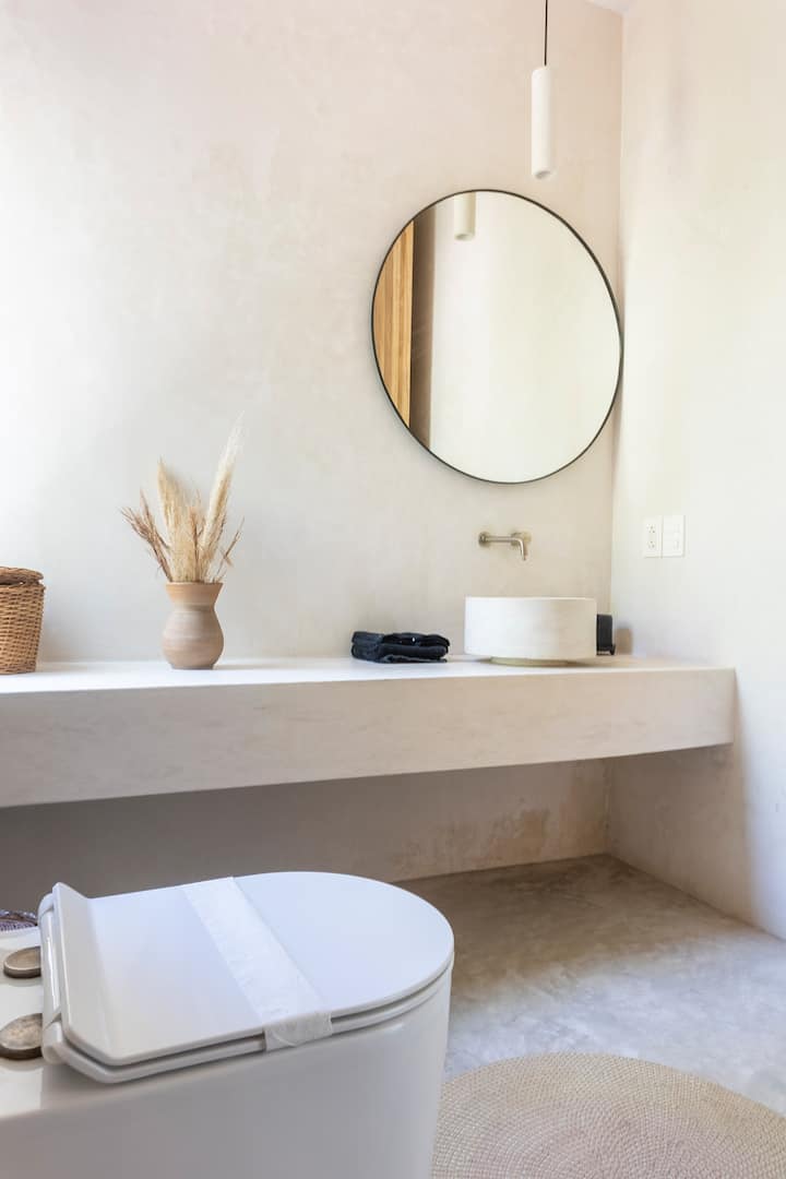 Kamar Mandi Utama Kedua dengan pancuran.