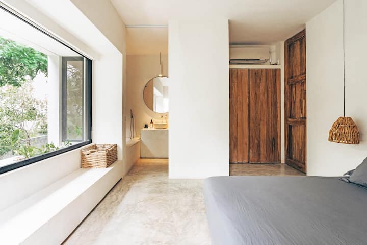 Kamar tidur utama berukuran king yang luas dengan kamar mandi en suite