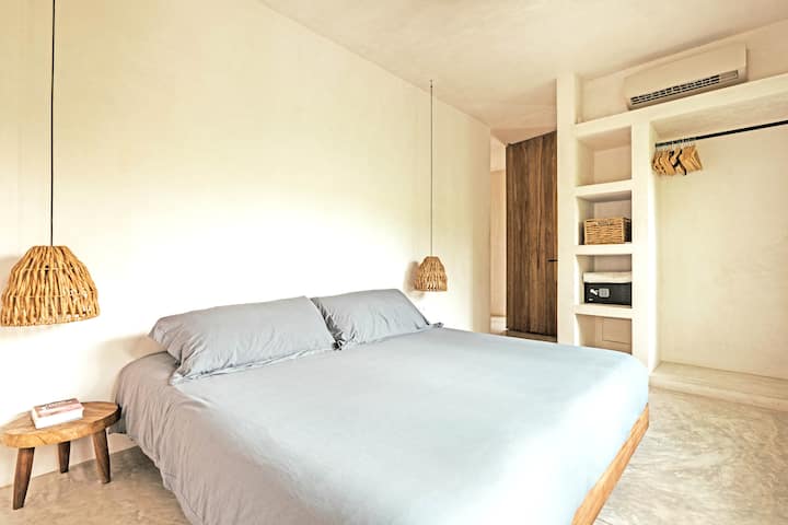 Kamar tidur utama King Size kedua dengan kamar mandi dalam dengan pancuran.