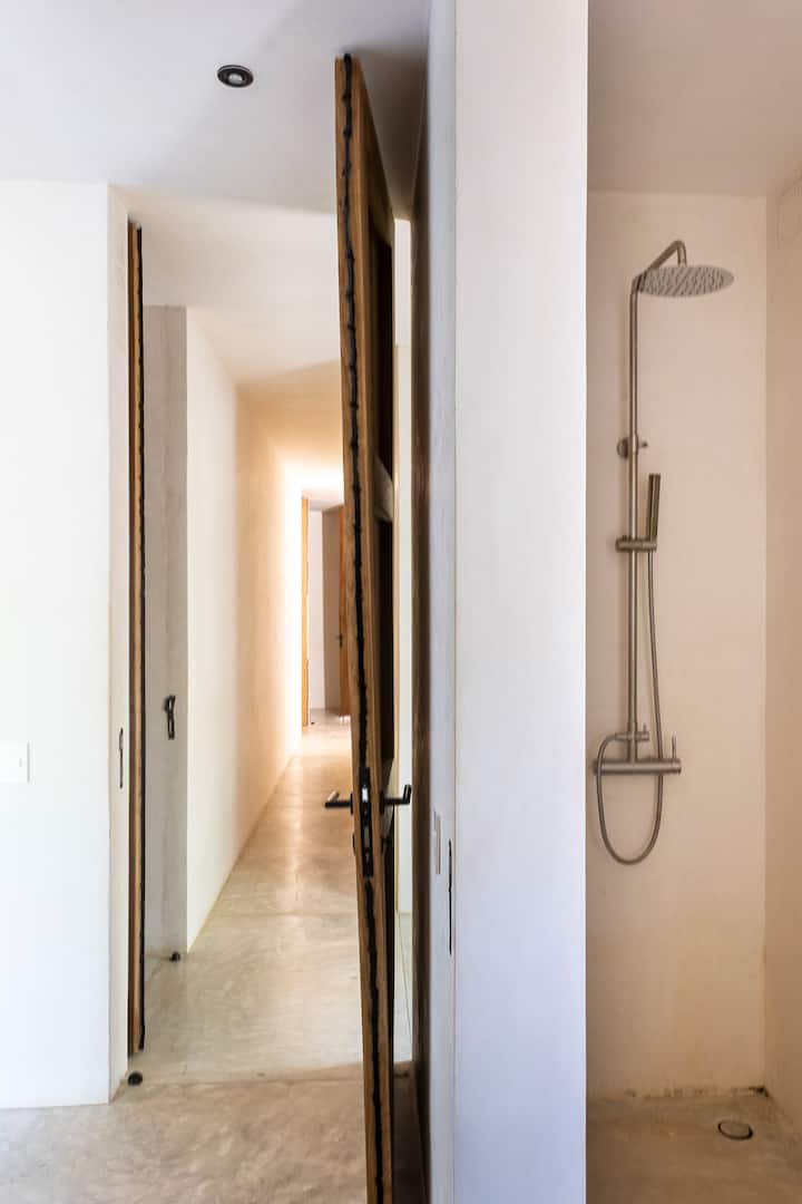 Kamar Mandi Utama Kedua dengan pancuran.