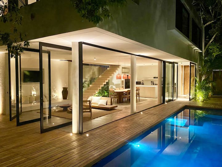 Nuansa Malam dalam konsep terbuka Kolam Renang kami 