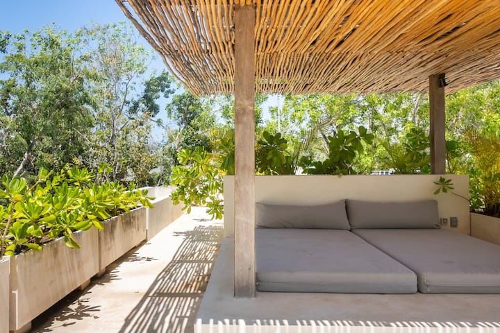 Area atap pribadi yang bagus untuk sesi yoga saat matahari terbit atau terbenam!