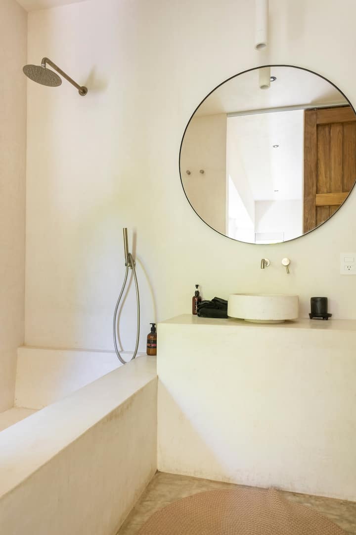 Kamar Mandi Utama yang luas dengan Bathub.