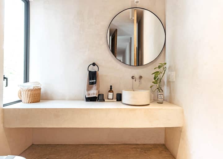 Kamar Mandi Utama Kedua dengan pancuran.