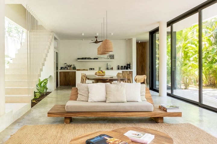 Area ruang tamu yang mengalir mulus ke area makan dan dapur.