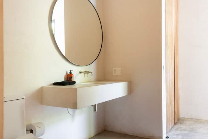 Setengah kamar mandi di dekat dapur/ruang makan/ruang tamu.