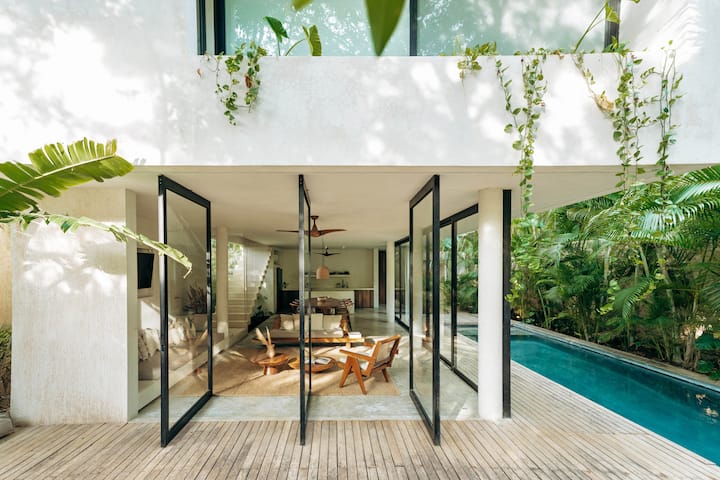 Pintu dirancang yang terbuka dengan memutar gandar untuk memungkinkan nuansa luar ruangan yang lengkap. Dibuat oleh Co - Lab Architectural Firm.  