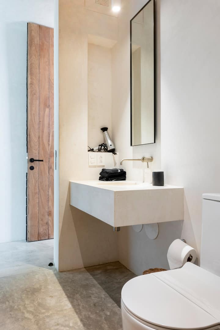 Kamar tidur utama 3 dengan tempat tidur berukuran queen & kamar mandi pribadi.