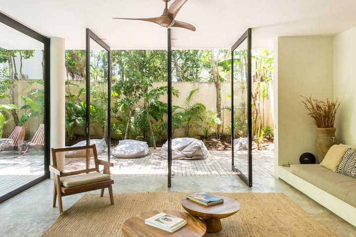 Ruang tamu dengan akses ke dek dan area kolam renang.