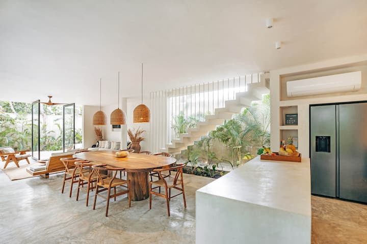 Kitchen island memungkinkan koneksi antara tamu yang memasak dan yang lainnya menikmati ruang makan dan ruang tamu.