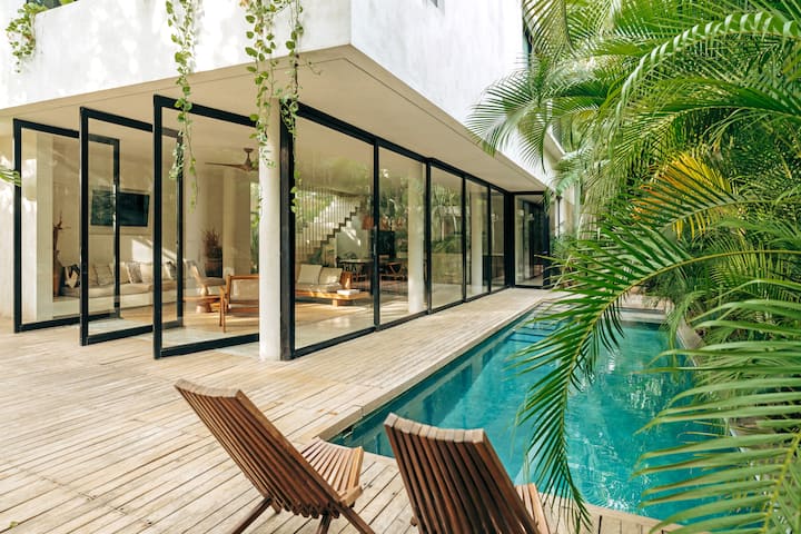 Area kolam renang cocok untuk bersantai setelah hari sibuk di Tulum.