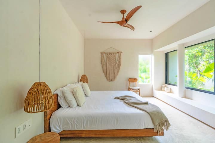 Suite Master King Size yang luas dengan jendela besar yang dipenuhi cahaya. Menghadap ke taman privasi yang tinggi. 