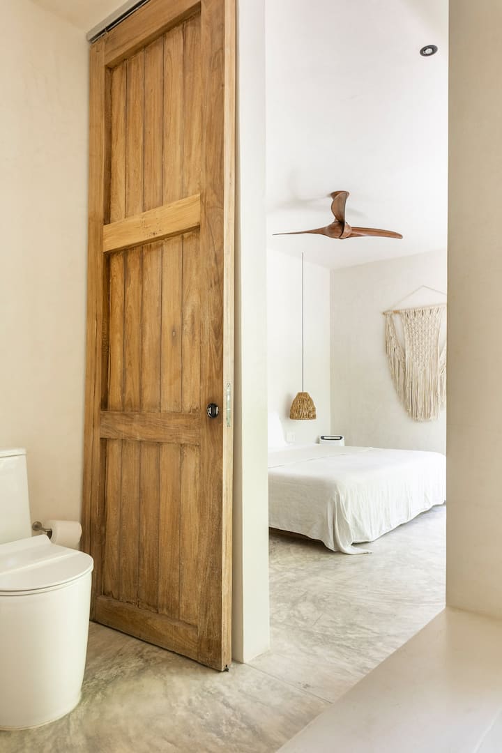 Kamar Mandi Utama yang luas dengan Bathub.