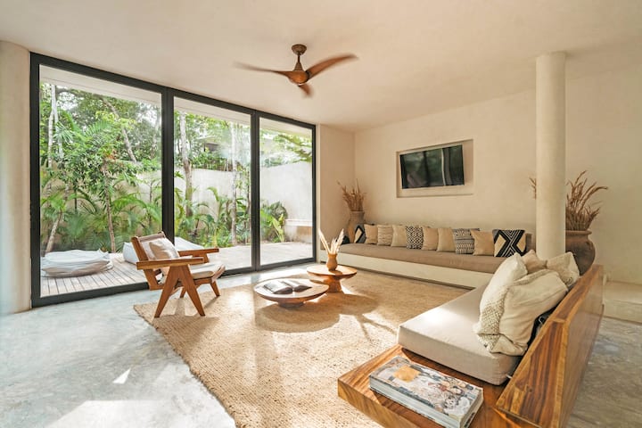 Ruang tamu yang luas dengan dibuat untuk mengukur kursi dan TV untuk menikmati hiburan pagi hingga malam. Speaker tersedia di properti untuk menambahkan nuansa musik yang sangat dibutuhkan. 