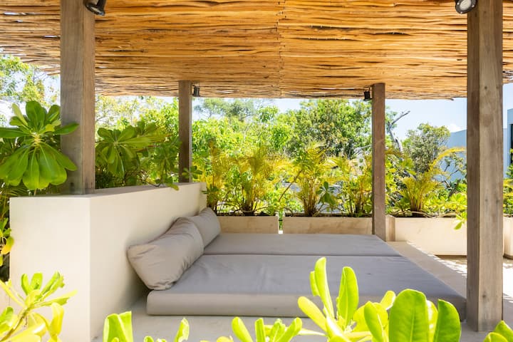 Atap dengan pemandangan hutan.