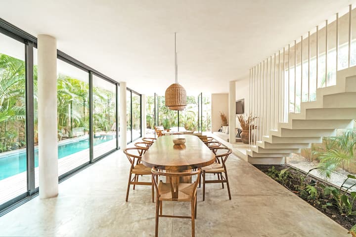 Ruang makan dan ruang tamu yang terhubung dengan baik. 