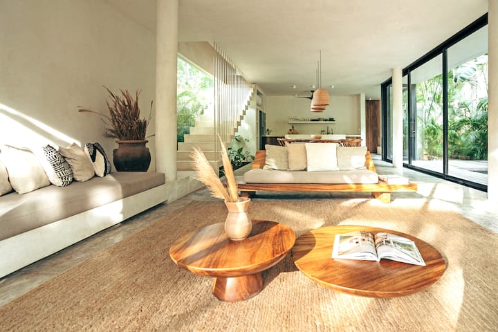 Cahaya masuk ke semua ruang dengan jendela besar yang memberikan akses ke area luar ruangan.