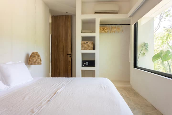 Kamar tidur utama King Size kedua dengan kamar mandi dalam dengan pancuran.