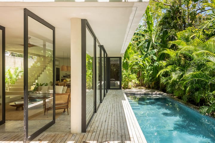 Area kolam renang dengan sinar matahari penuh sepanjang hari.