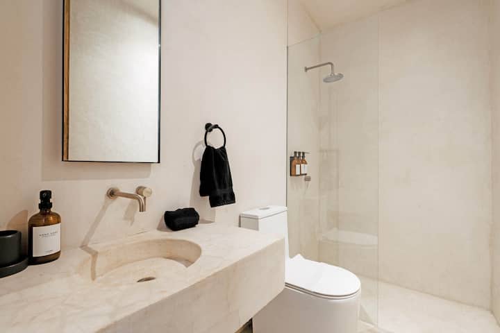 3. Kamar tidur berukuran queen dengan kamar mandi dalam dengan pancuran.