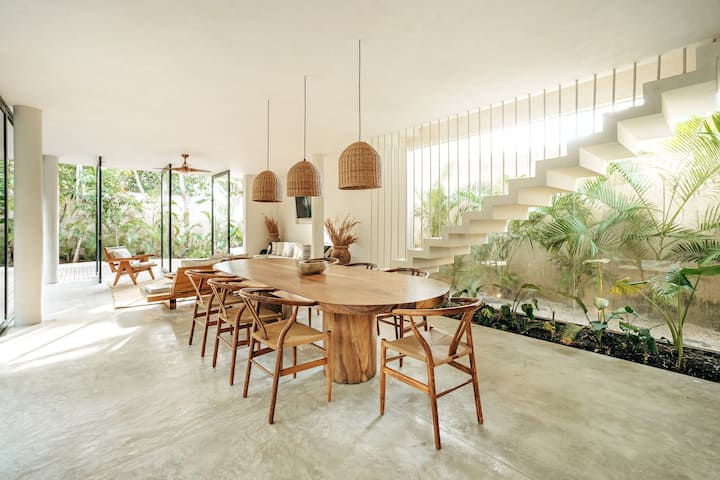 Meja makan besar bisa menyambut 10 tamu dengan nyaman. Dibuat  untuk menikmati sarapan yang meriah dan makan malam yang luar biasa!