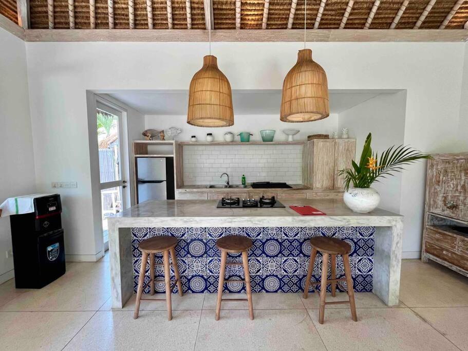 Una cocina o zona de cocina en Villa Sari Nusa Lembongan - Three bedroom Villa