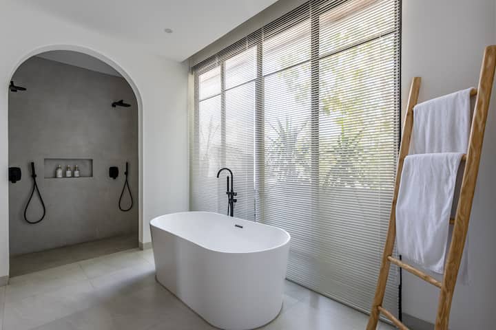 Full bathroom 1 image 1