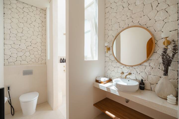 Full bathroom 2 image 1