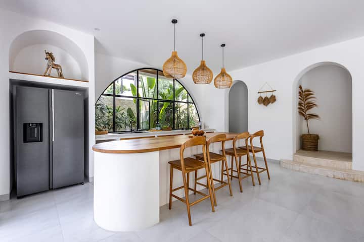 Full kitchen image 1