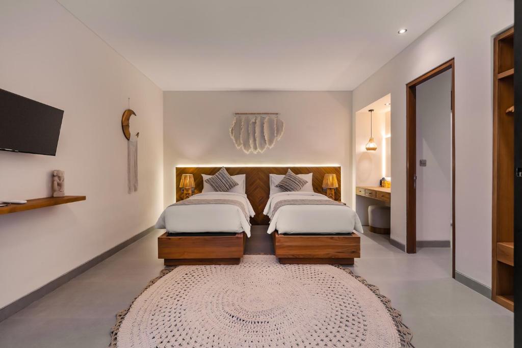 Tempat tidur dalam kamar di Villa Lumen by BaliSuperHost