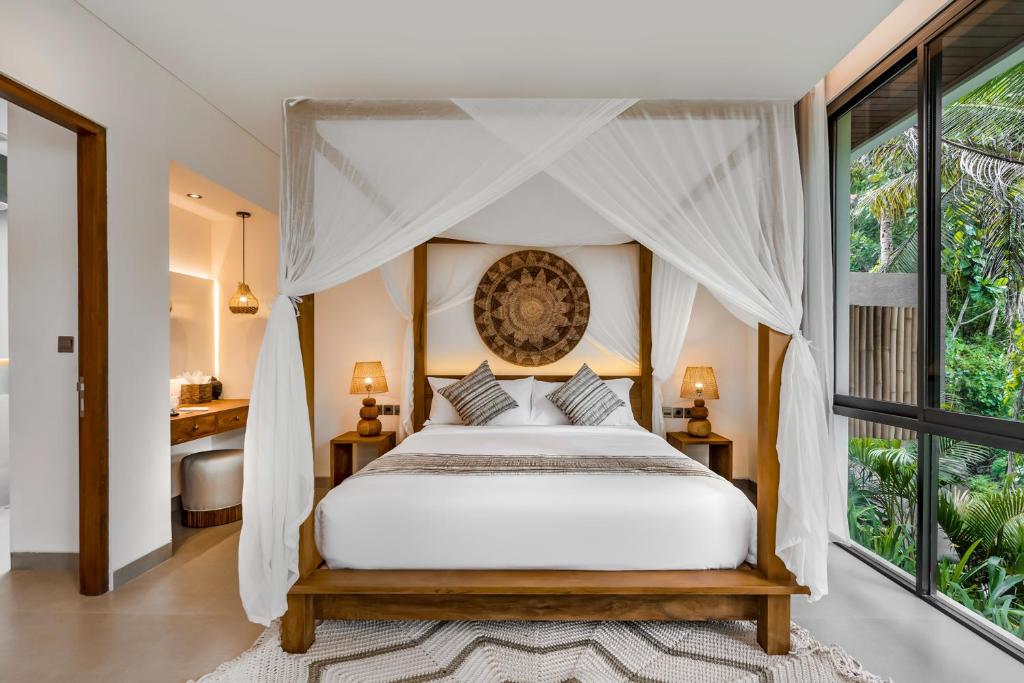 Tempat tidur dalam kamar di Villa Lumen by BaliSuperHost