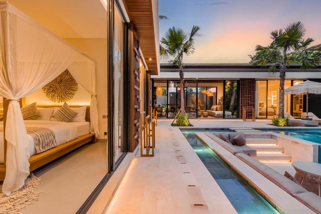 Kolam renang di atau di dekat Villa Lumen by BaliSuperHost