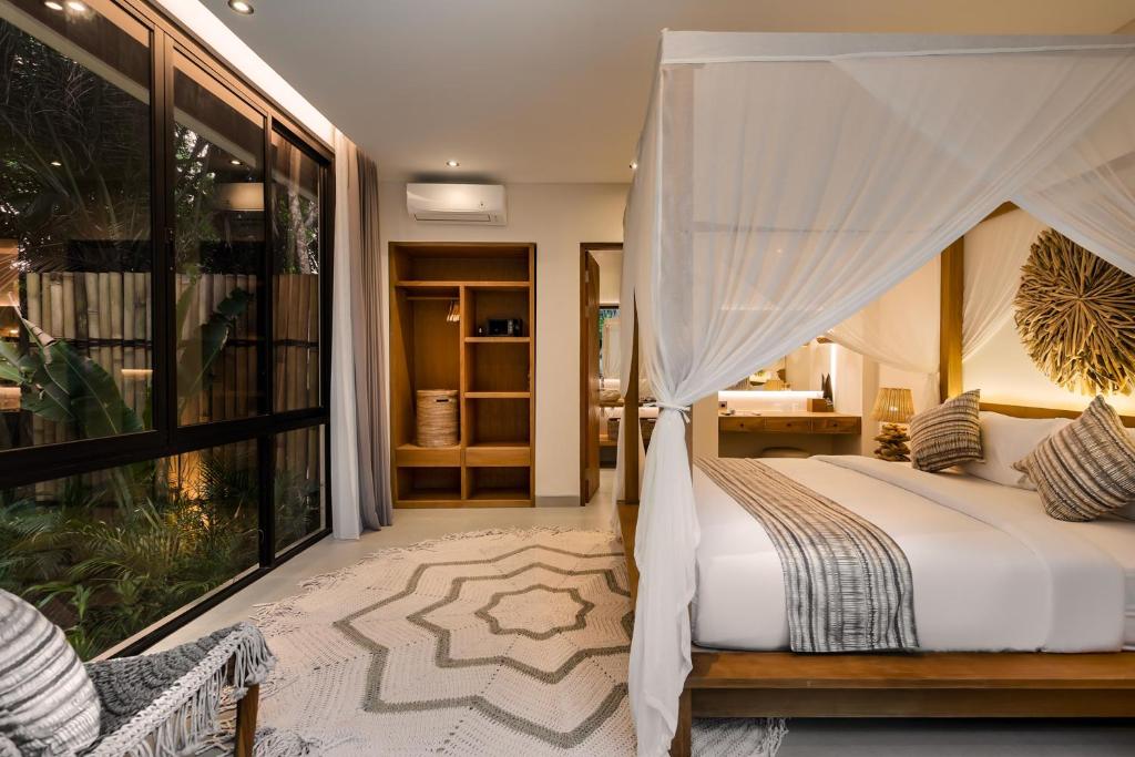 Tempat tidur dalam kamar di Villa Lumen by BaliSuperHost