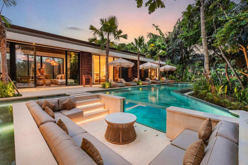 Kolam renang di atau di dekat Villa Lumen by BaliSuperHost