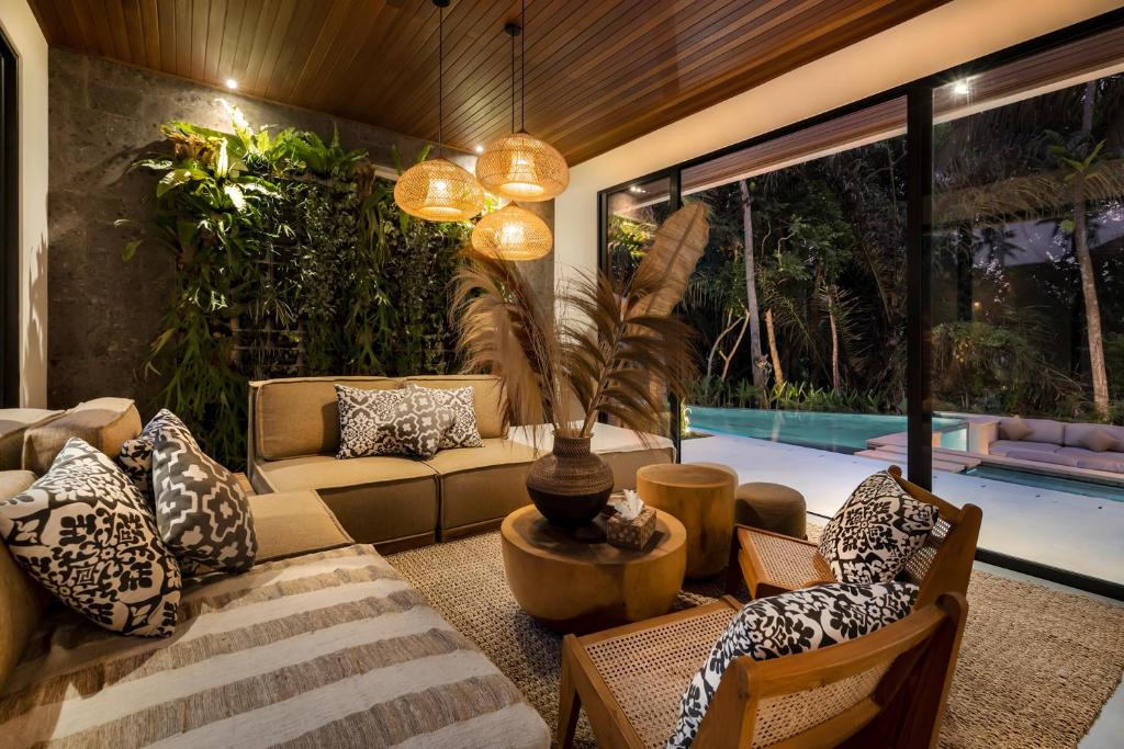 Kolam renang di atau di dekat Villa Lumen by BaliSuperHost