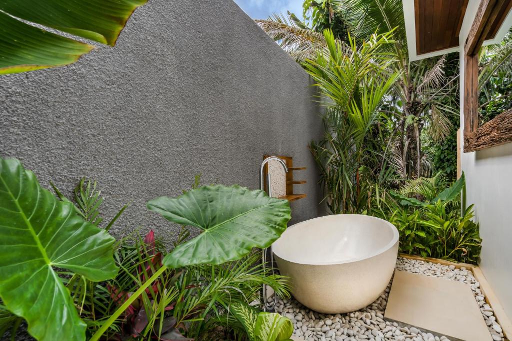 Kebun di luar Villa Lumen by BaliSuperHost