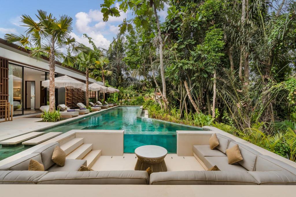 Kolam renang di atau di dekat Villa Lumen by BaliSuperHost