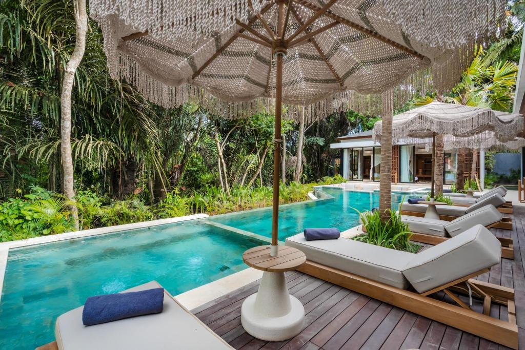 Kolam renang di atau di dekat Villa Lumen by BaliSuperHost