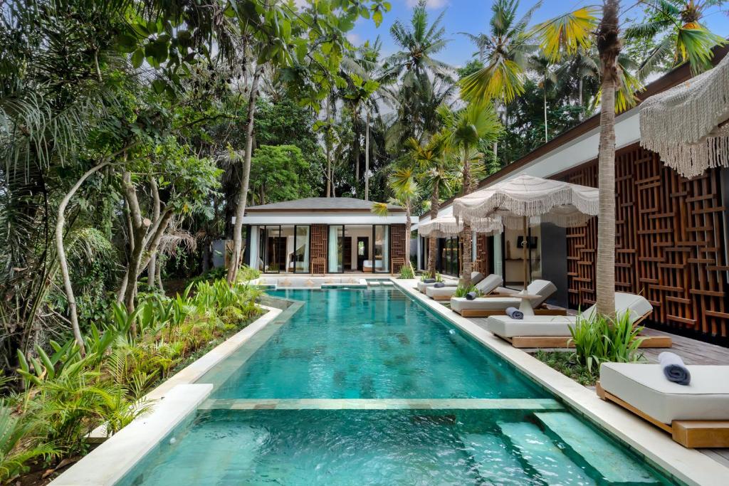 Kolam renang di atau di dekat Villa Lumen by BaliSuperHost
