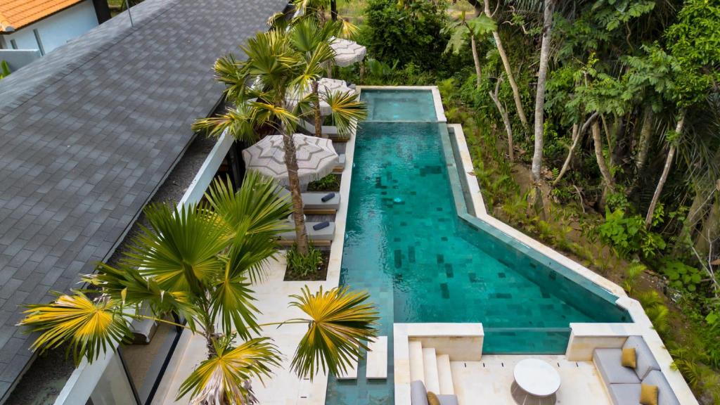 Kolam renang di atau di dekat Villa Lumen by BaliSuperHost