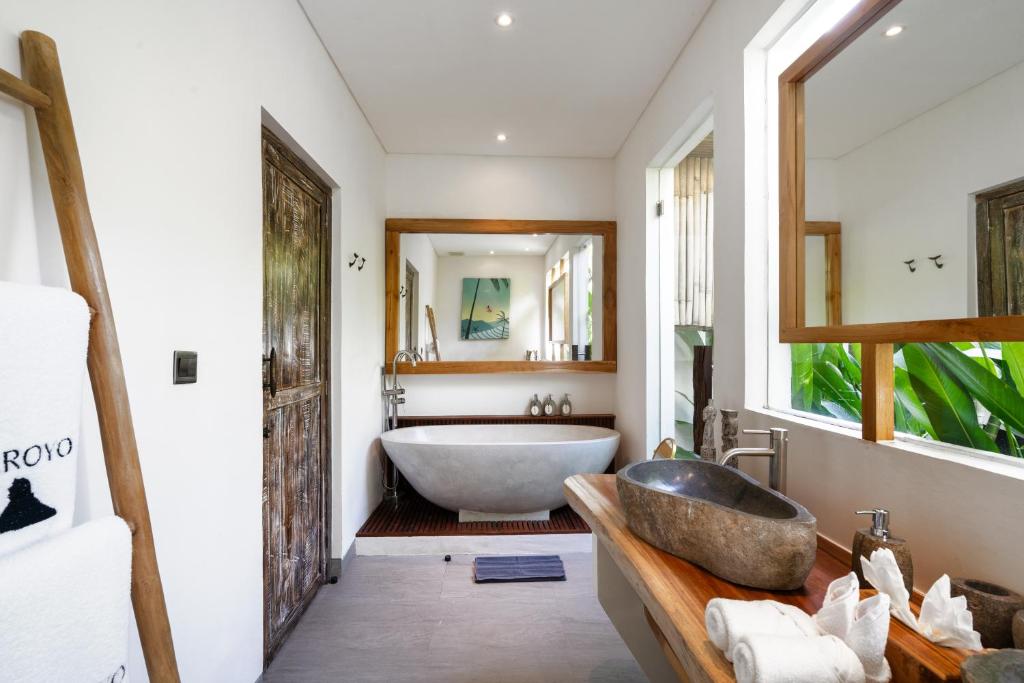 Tempat tidur dalam kamar di Villa Arroyo by BaliSuperHost