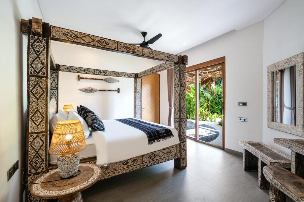 Tempat tidur dalam kamar di Villa Arroyo by BaliSuperHost
