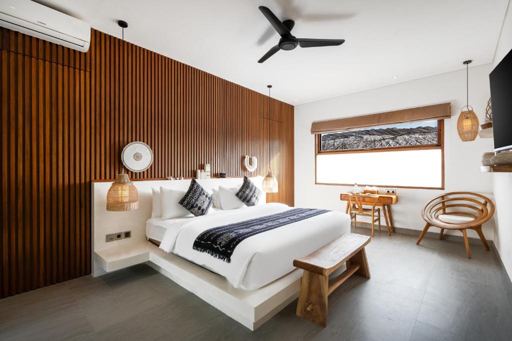 Tempat tidur dalam kamar di Villa Arroyo by BaliSuperHost