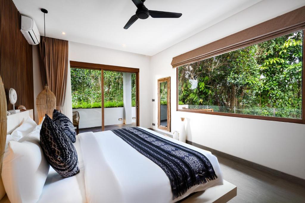 Tempat tidur dalam kamar di Villa Arroyo by BaliSuperHost