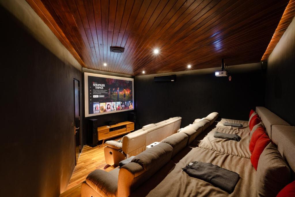 Televisi dan/atau pusat hiburan di Villa Arroyo by BaliSuperHost