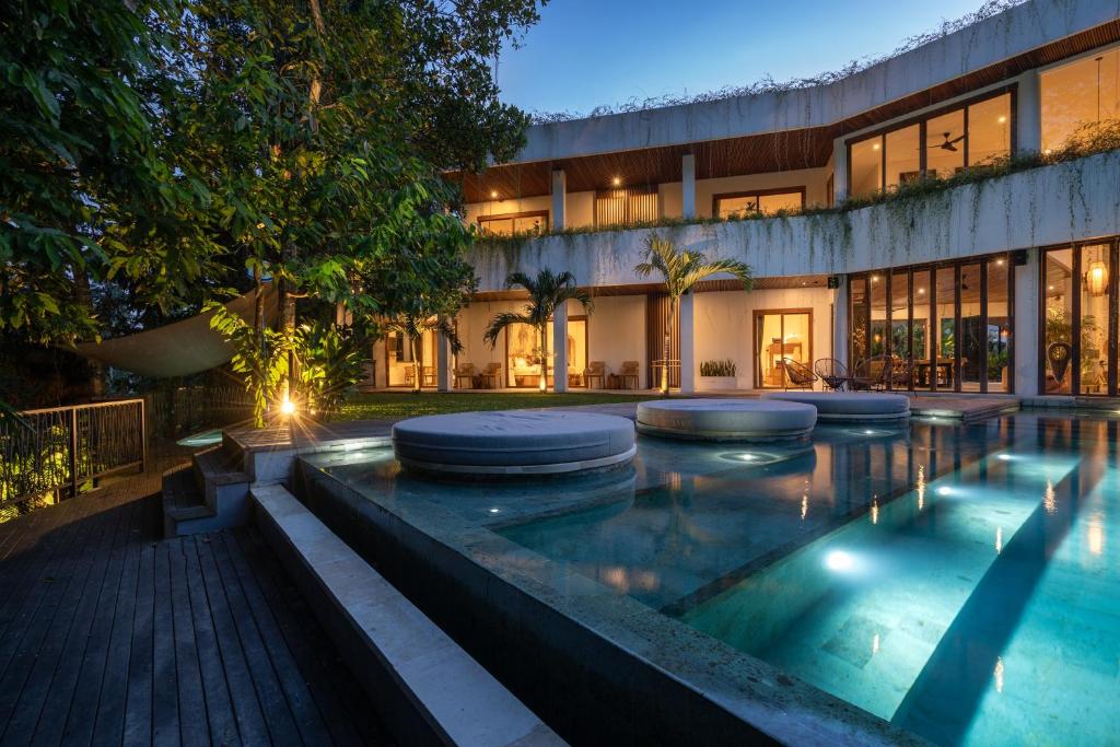 Kolam renang di atau di dekat Villa Arroyo by BaliSuperHost