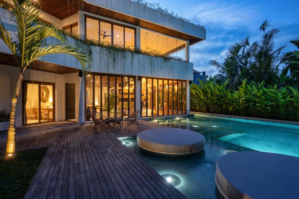 Kolam renang di atau di dekat Villa Arroyo by BaliSuperHost